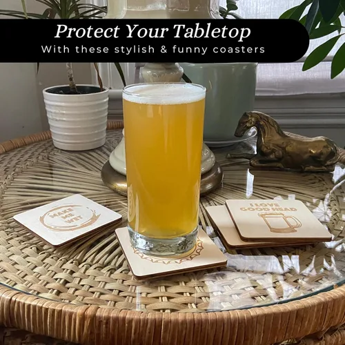 Vista 4 de Divertidos posavasos de madera con temática de cerveza con soporte, juego de 4 posavasos de regalo con diseños grabados con láser, decoración de bar