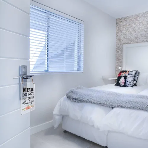 Vista 3 de Letrero para puerta, con texto en inglés "Please Do Not Disturb", utilizado para el hogar, oficinas, tratamiento de spa, bufetes de abogados