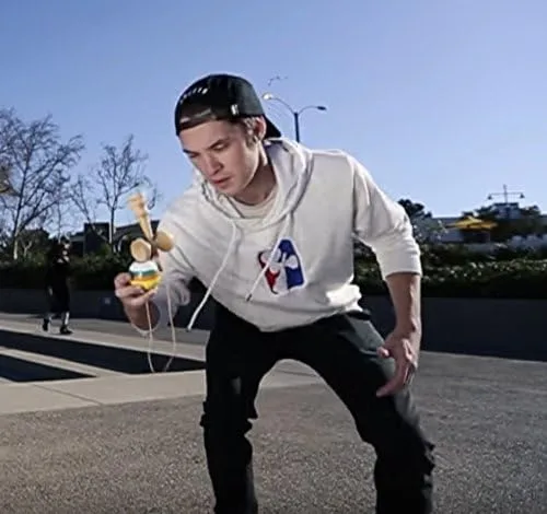 Vista 6 de Sweets Kendamas - Prime Kendama de 5 rayas (de colores). Todos los niveles, diseño de rayas, cuerdas extra y paquete de accesorios (Poncho)