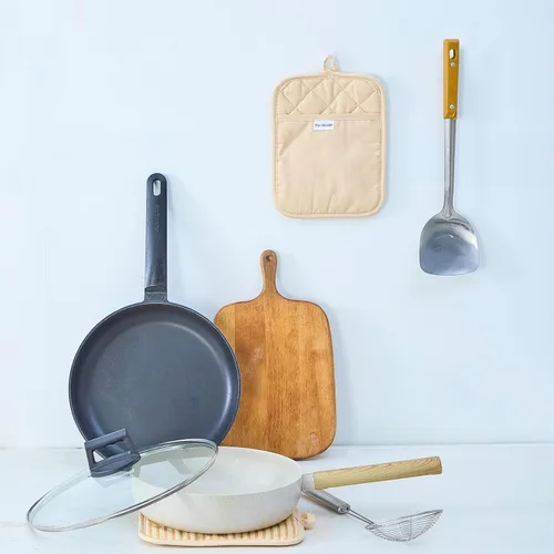 Vista 5 de Kitchen Everyday - Juego de 2 soportes para ollas básicos resistentes al calor, silicona suave, resistente al agua, guantes de horno con bolsillo