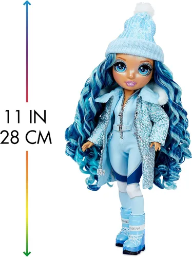 Vista 4 de Rainbow High Winter Break Skyler Bradshaw - Muñeca y juego de moda azul con 2 trajes de diseñador, accesorios de snowboard