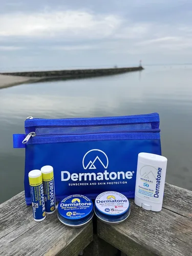 Vista 3 de Dermatone Kit de protección al aire libre Contiene 4 de nuestros productos de protección solar, productos de protección de la piel Lata clásica