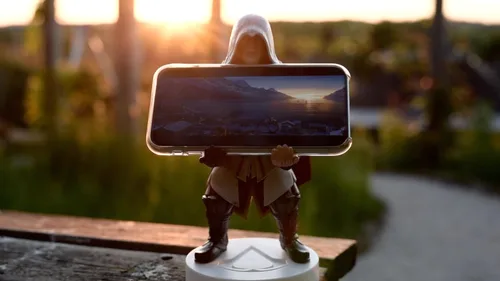 Vista 5 de Cableguys Assassin's Creed Ezio - Figura de juego - Soporte de accesorios para controlador o teléfono inteligente - Cable USB incluido - 7.9 in
