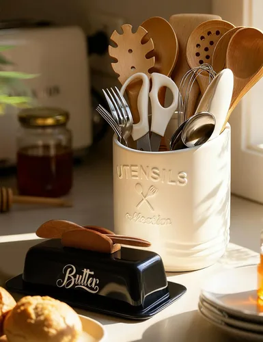 Vista 4 de Mantequillera negra con tapa y cuchillo, bandeja de mantequilla negra, soporte de mantequilla de cerámica para mostrador humanizado con mango