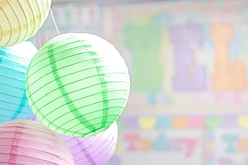 Vista 3 de Teacher Created Resources Faroles de papel colgantes pastel Pop de 8 pulgadas
