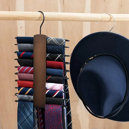 Vista 4 de Mkono Colgador de ropa para cuarto de servicio, montado en la pared con gancho de brazo oscilante y soporte de corbata de madera, percha