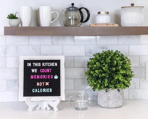 Vista 4 de Paquete definitivo de tableros de letras de fieltro rústico Farmhouse Vintage con marco de madera blanca y soporte de Felt Creative Home Goods