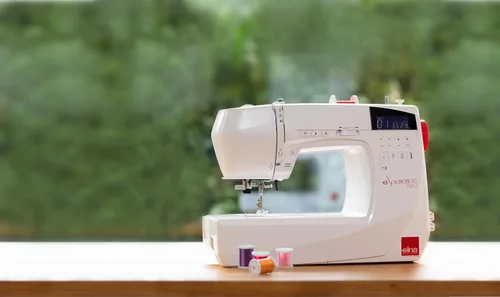 Vista 3 de Elna eXperience 560 - Elegante máquina de coser computarizada con 100 puntadas, botones de función inteligente, enhebrador de agujas integrado