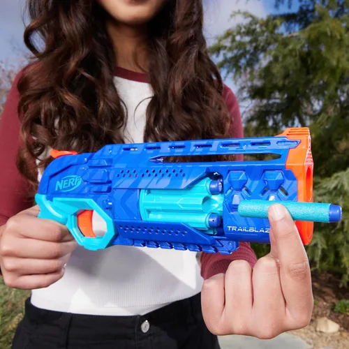 Vista 3 de Nerf Elite 2.0 Trailblazer RD-8 Blaster, diseño de color Wild Edition, tambor giratorio de 8 dardos, acción de martillo, 16 dardos de élite, riel