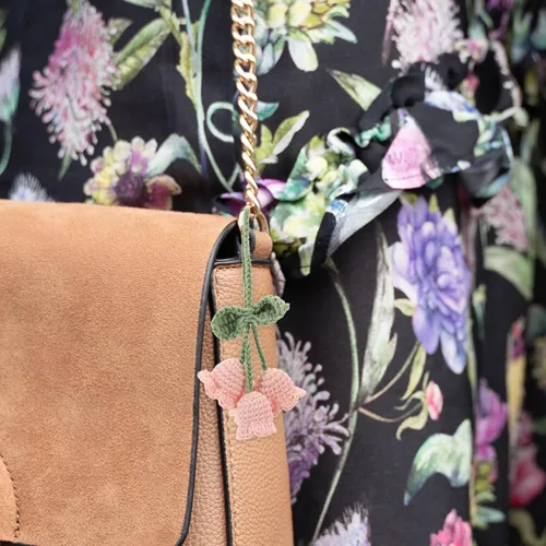 Vista 3 de EXCEART 2 piezas de accesorios de coche colgantes de espejo lindo lirio del valle hecho a mano ganchillo flor decoración para espejo retrovisor