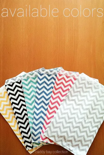 Vista 2 de 200 bolsas de regalo de papel cheurón negro para compras, ventas de compras, 6 x 9 pulgadas, diseño en zig zag blanco y negro Caddy Bay Collection