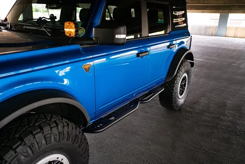 Vista 2 de Escalón lateral de la serie DV8 OE Plus para modelos Ford Bronco de 4 puertas 2021-2026