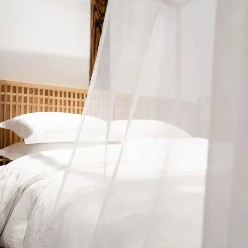 Vista 6 de Linentalks Bufanda blanca para cama Queen y matrimonial, cortinas de cama Queen de lujo, cortinas de cama blancas con dosel, cortinas de toldo
