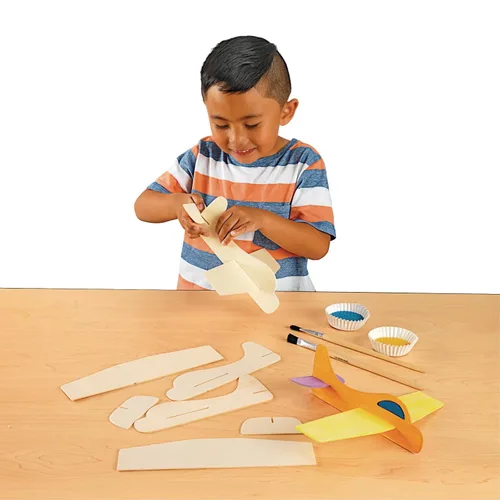 Vista 5 de Colorations® Decora tus propios aviones modelo de madera, juego de 12, crea diseños únicos y personales, divertido proyecto de manualidades