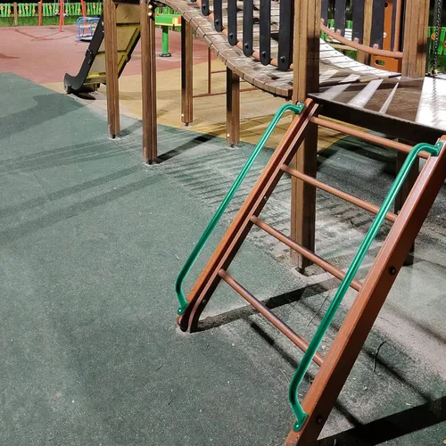 Vista 5 de Lounsweer 4 piezas de accesorios de parque infantil, asas de seguridad de metal verde, mango de escalera para casa de juegos, mango largo verde