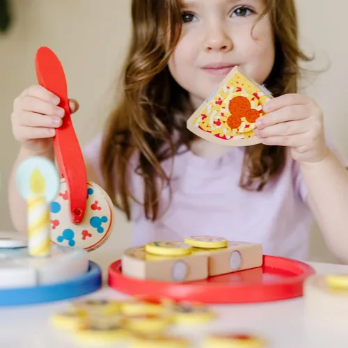 Vista 7 de Melissa & Doug Mickey Mouse - Juego de pizza de madera y pastel de cumpleaños (32 piezas) - Play Food