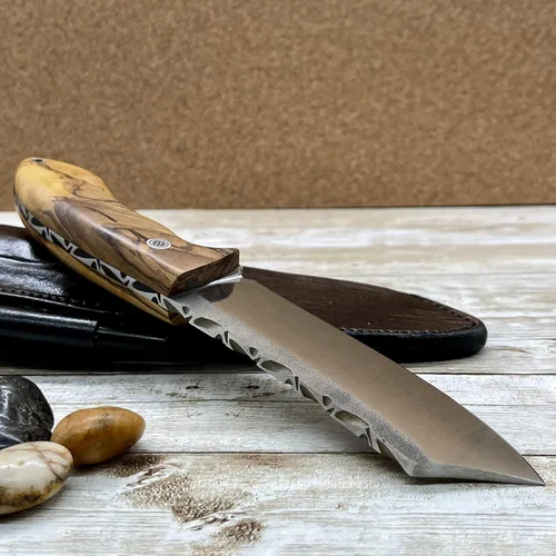 Cuchillo hecho a mano, cuchillo de bushcraft de espiga completa, mango de madera de olivo N690, cuchillo táctico con funda y arrancador de fuego de